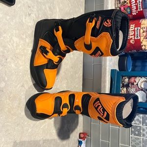 Moose racing m1.3 boots size youth 5. BRAND NEW